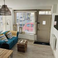 Looe - Super Stylish And The Only Two Private Apartments In This 17th Century Cottage - Apartment 2 Has A Kids Cabin Bunk Room - Book Both Apartments For One Large House As There Is A Private Connecting Door In Lobby!!