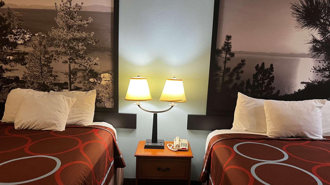 Super 8 by Wyndham Montgomery/ Lake Conroe