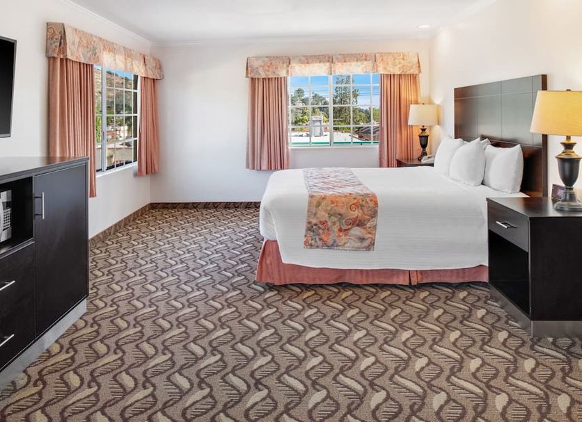 Glendale Hotel in Glendale guest room with king bed, fireplace, TV and window views