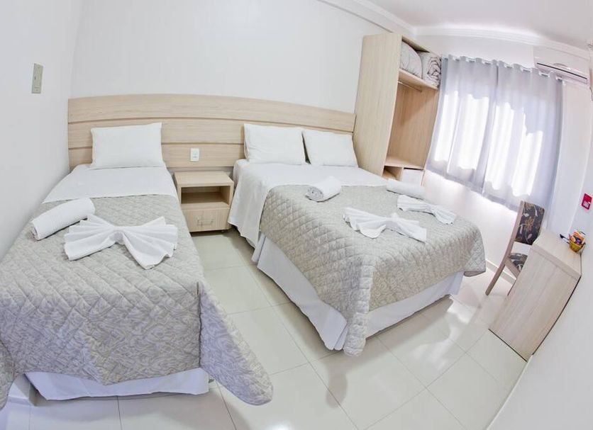 North Hotel - Aeroporto in Chapecó, twin guest room with two single beds and window light