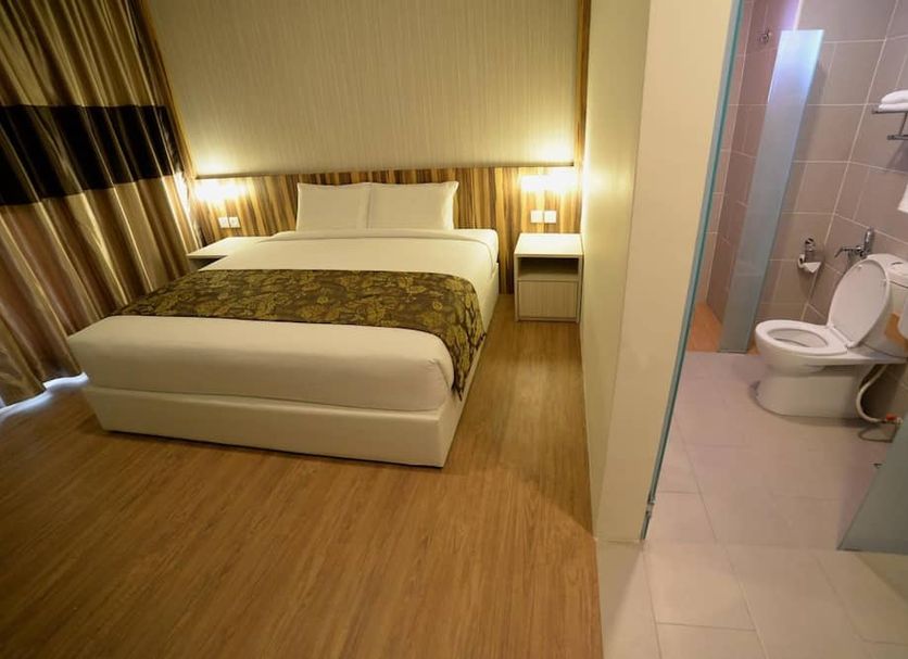 Rimba Hotel Kuala Terengganu room with bed and attached bathroom