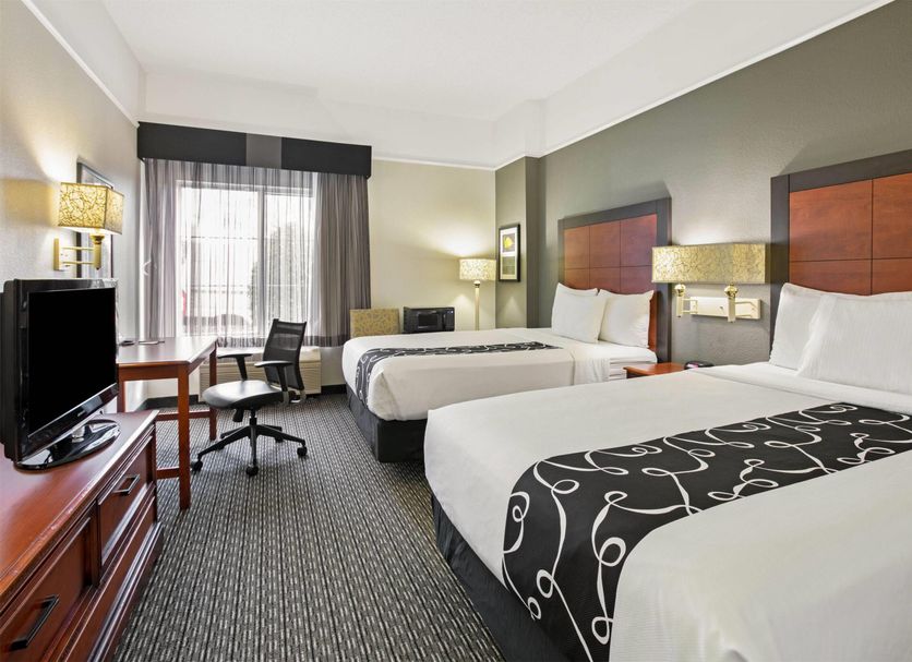 La Quinta Inn & Suites By Wyndham Dfw Airport South Irving room with two beds and desk