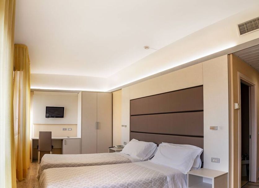 Hotel Elisabeth Due, Fano guest room with two single beds, desk, wall-mounted TV and large window