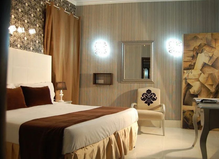 Royal Palace Luxury - Piazza di Spagna, Rome: stylish guest room with bed, desk, chair and wall mirror