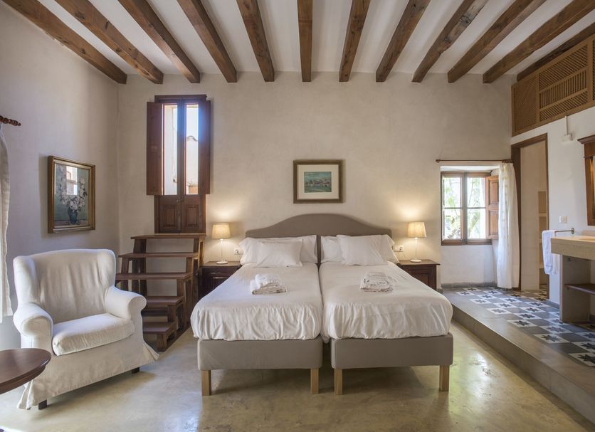 Sa Bisbal - Turismo de interior, Selva: rustic double room with twin beds, wood beams and armchair