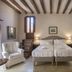 Sa Bisbal - Turismo de interior, Selva: rustic double room with twin beds, wood beams and armchair