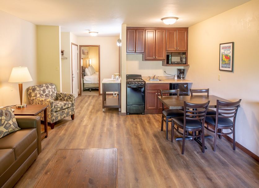 Parkwood Lodge in Fish Creek, studio suite with kitchenette, dining table and seating area