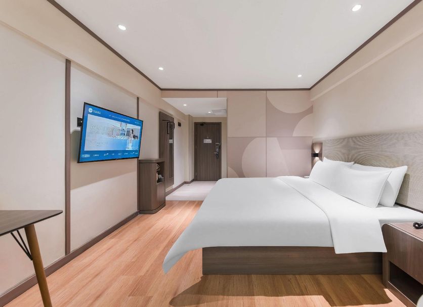 Hanting Nanshan Avenue Shenzhen guest room with double bed, wall-mounted TV and wood flooring