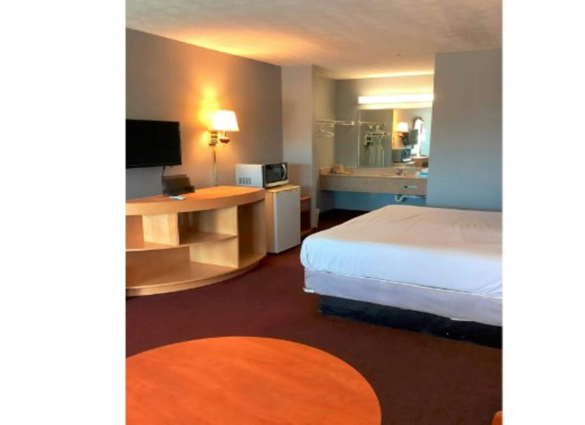 OYO Hotel Georgia Near Fairburn/Atlanta room in Union City with bed, TV, lamp and vanity sink