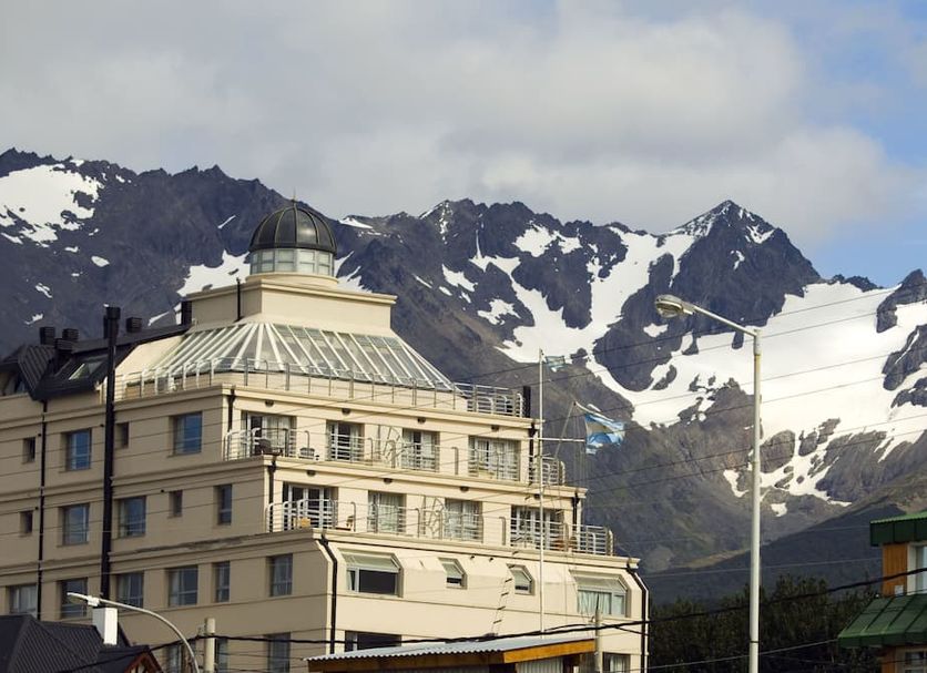 Cilene del Faro Suites & Spa in Ushuaia with mountain views behind the hotel
