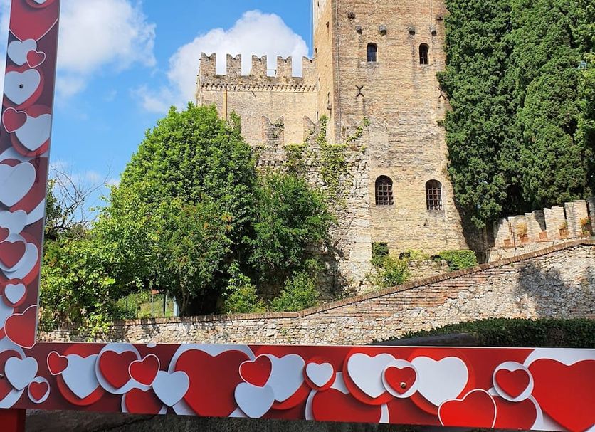 Relais Le Betulle in Conegliano with a hillside stone castle and heart-decorated foreground