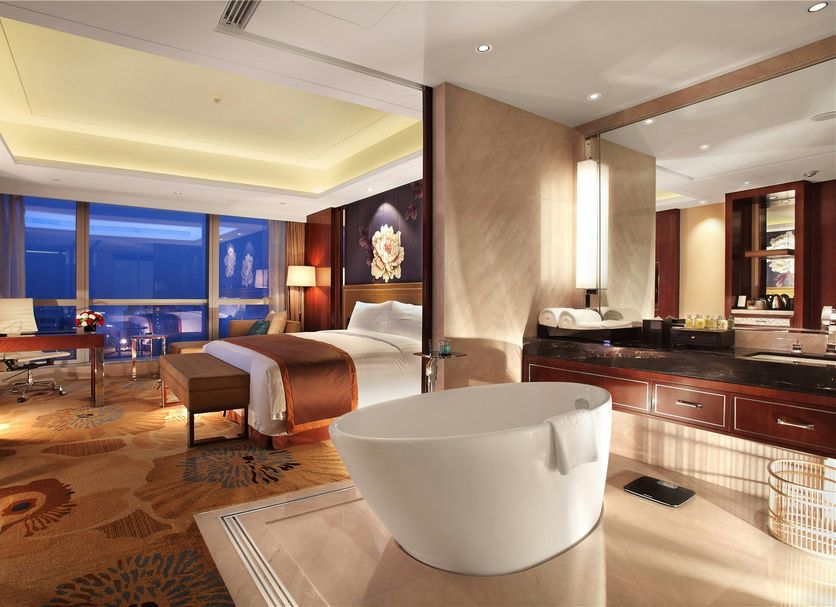 Minyoun Chengdu Dongda Hotel in Chengdu, guest room with freestanding bathtub and city view