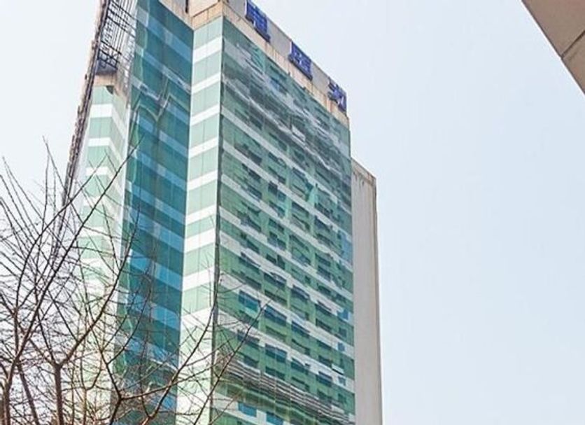 Atour Hotel Dalian Zhongshan Plaza in Dalian, tall glass hotel tower with street-level exterior