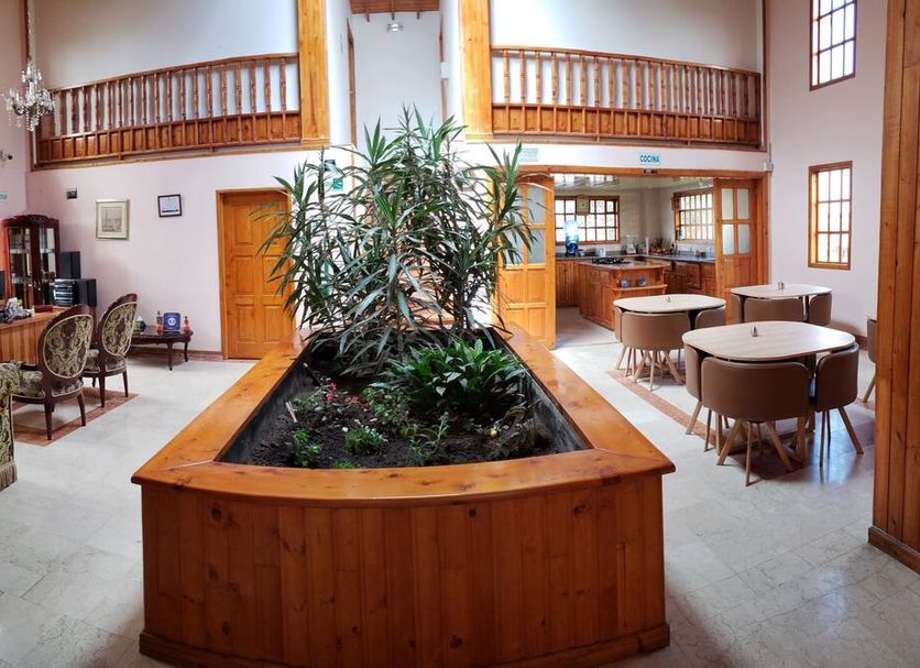 Hotel Gran Boutique Sabana lobby in Chía with central planter, seating, and wooden balcony