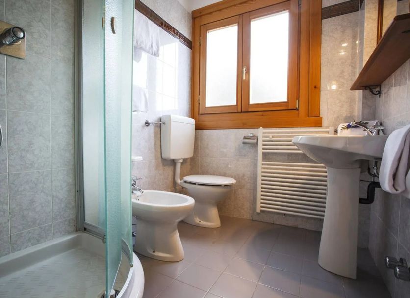 Hotel Olimpic, Sestriere bathroom with shower, bidet, toilet, sink and window