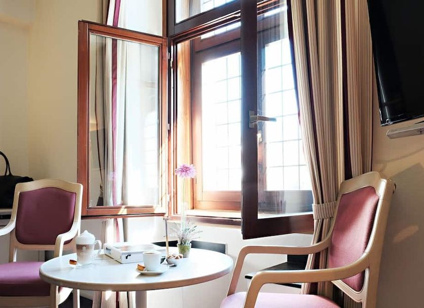 Malteser Komturei Hotel / Restaurant in Bergisch Gladbach: bright guest room with open window and table