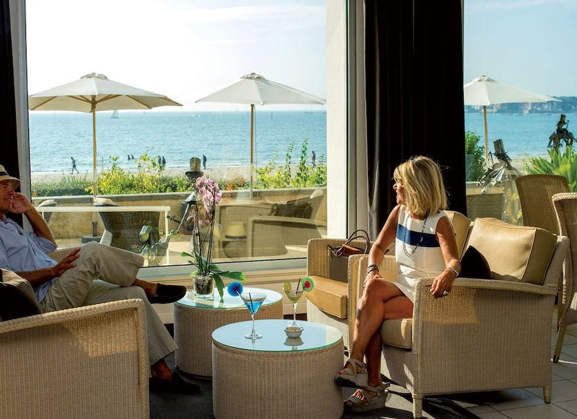 Hôtel Vacances Bleues Villa Caroline in La Baule-Escoublac lounge with sea view and terrace seating