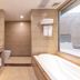 Aimoer Hotel Foshan bathroom with bathtub, walk-in shower, vanity, toilet, and window blinds