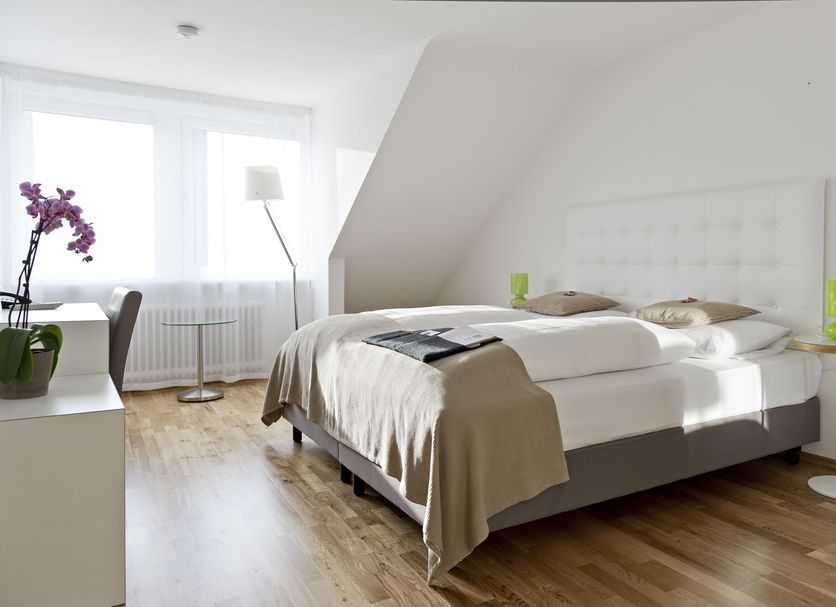 Burgblick in Bernkastel-Kues, bright guest room with double bed, wood floor, and window light