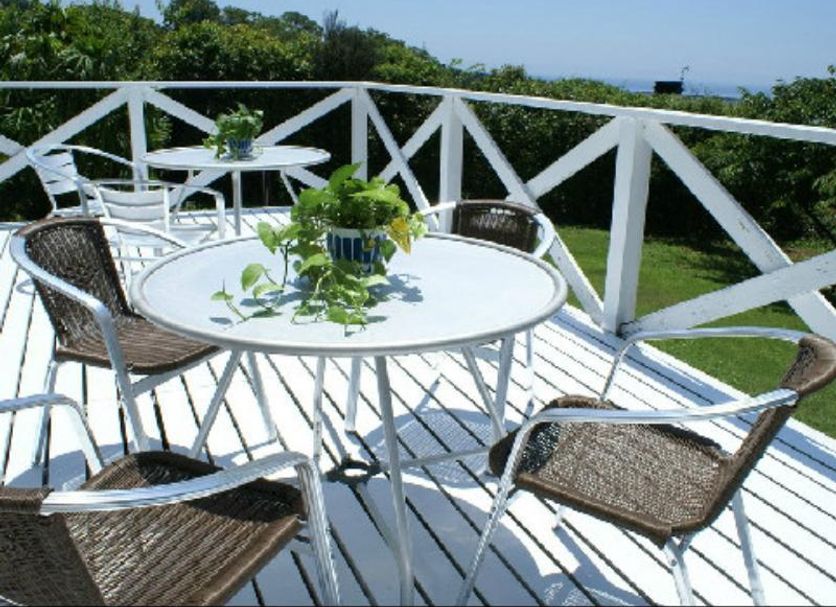 Yugawara Bay Mandarin House in Yugawara, terrace with round tables and chairs overlooking greenery