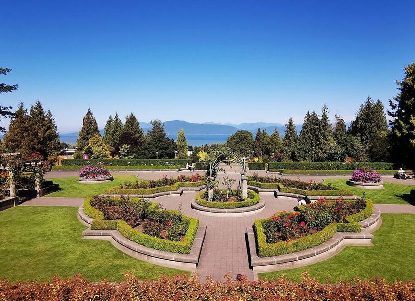 Hotel Caza in San Francisco: landscaped garden with fountain and bay view