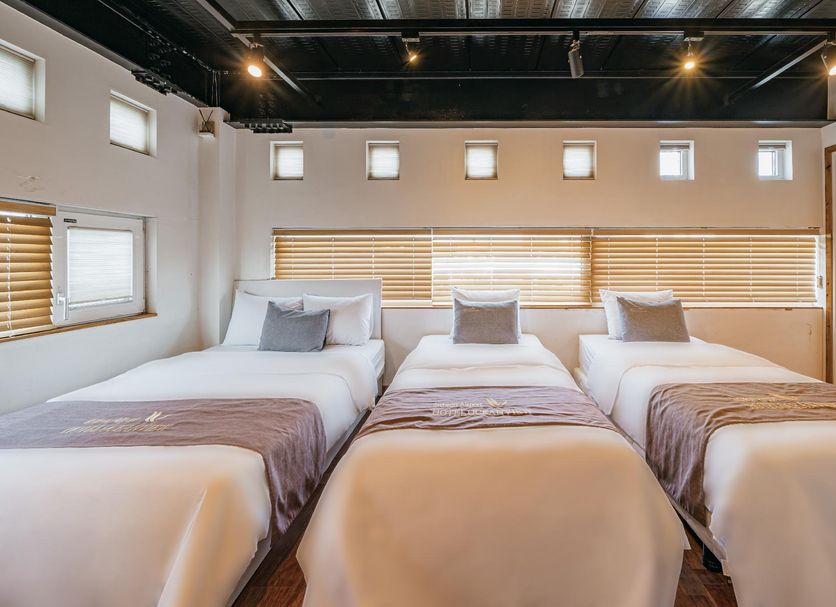 Incheon Airport Hotel Oceanview in Incheon: triple room with three single beds and high windows