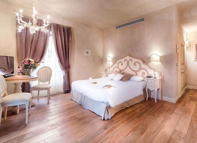 Casa Del Vino Della Vallagarina, Rovereto: elegant guest room with double bed, chandelier and window seating