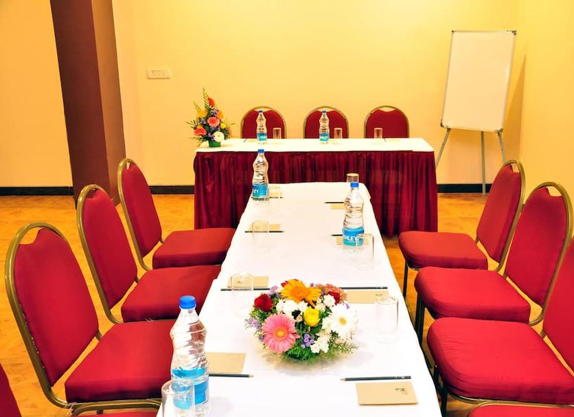 Hotel Supreme (Vasco) meeting room in Vasco da Gama with U-shaped conference table and red chairs