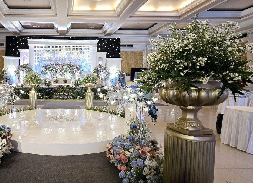 Hotel Apita Cirebon in Cirebon: floral wedding stage with white platform and decorative arrangements