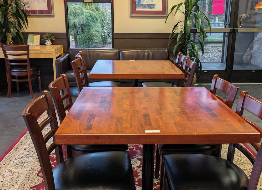 Best Lynnwood Inn lounge with wooden tables and chairs in Lynnwood