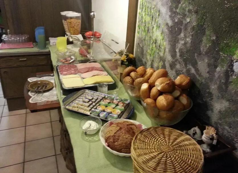 Buffet Photo