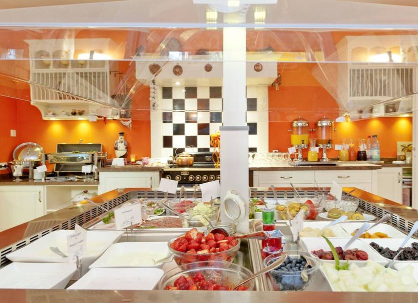 Hotel Villa Monte Vino Potsdam breakfast buffet with fruit, yogurt and hot dishes in bright dining room