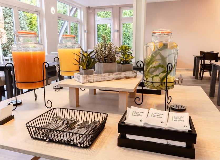 Breakfast buffet at Garner Hotel Oberhausen By IHG in Oberhausen with juice dispensers and pastries