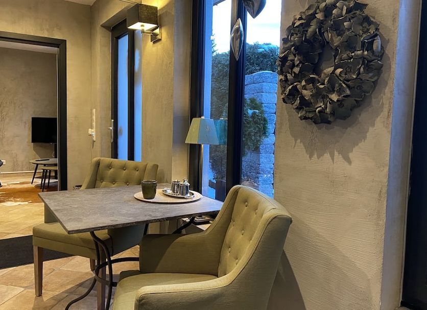 Country-Suites By Verdino Living - Apartments & Privatzimmer in Braunlage: cozy seating area by tall windows