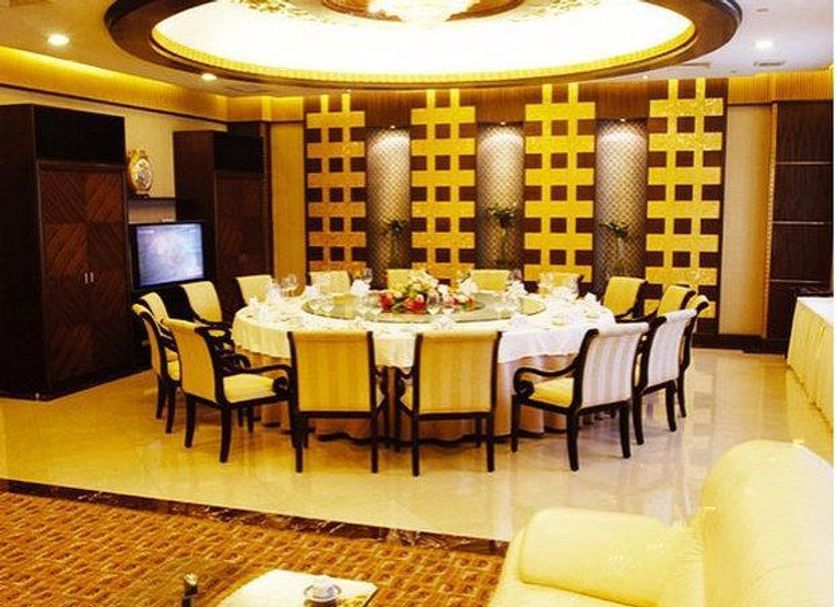 Yun-Zen Jinling World Trade Plaza Hotel in Shijiazhuang banquet room with round dining table and upholstered chairs