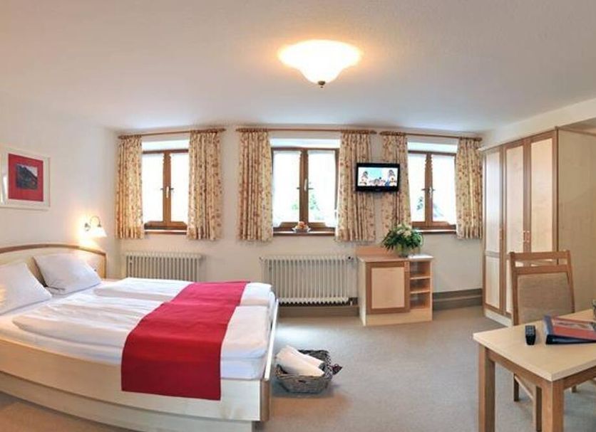 Gästehaus Enzianhof Hotel Garni in Oberammergau room with twin beds, windows, desk and chair