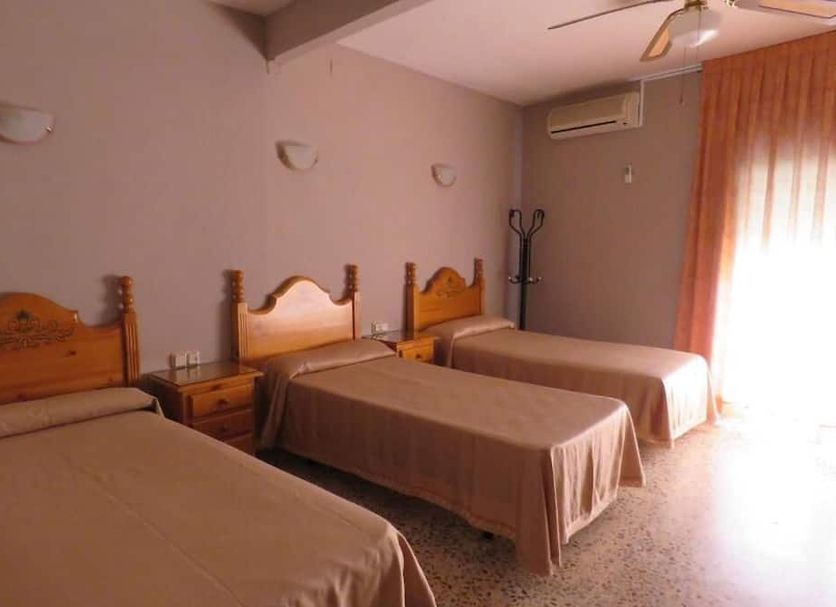 Hotel Alain, Valencia: triple room with three single beds and a bright window with curtains