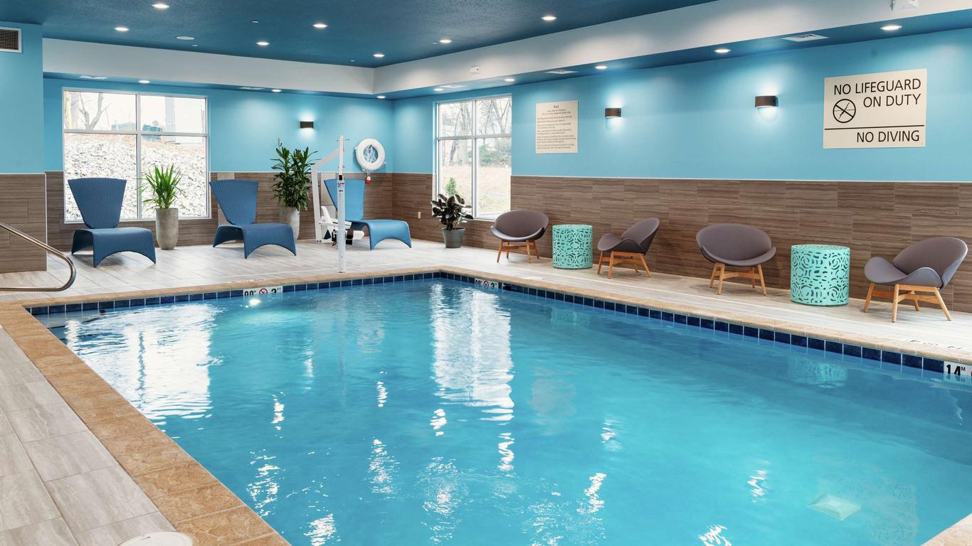 Hampton Inn & Suites Pittsburgh New Stanton PA