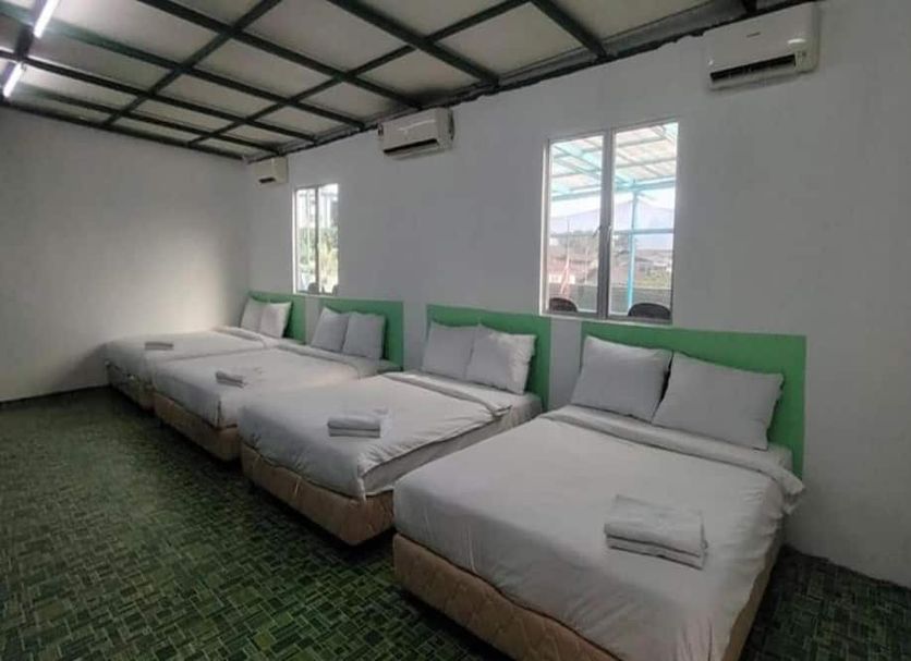 Casa Hotel Near Klia 1 in Sepang twin room with three single beds and green carpet flooring
