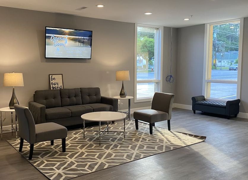 Georgian Lakeside Resort lobby seating area in Lake George with sofa, chairs, lamps and windows