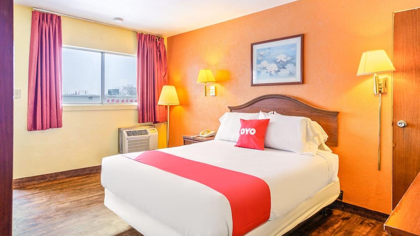 OYO Hotel Downtown Peoria I-74