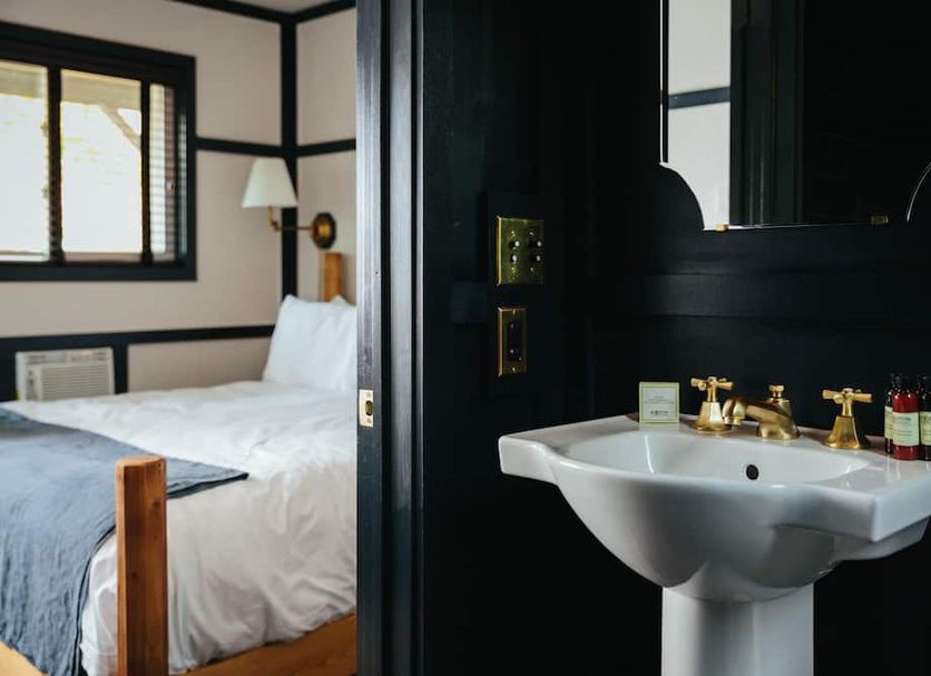 Brentwood Hotel, Saratoga Springs: guest room with bed and adjoining sink vanity.