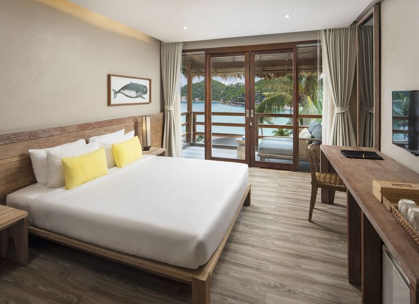 Beach Club by Haadtien in Ko Tao, guest room with king bed and balcony ocean view