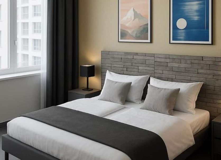 Hotel Stadt Hamburg in Saarbruecken room with double bed, bedside lamps and city-view window