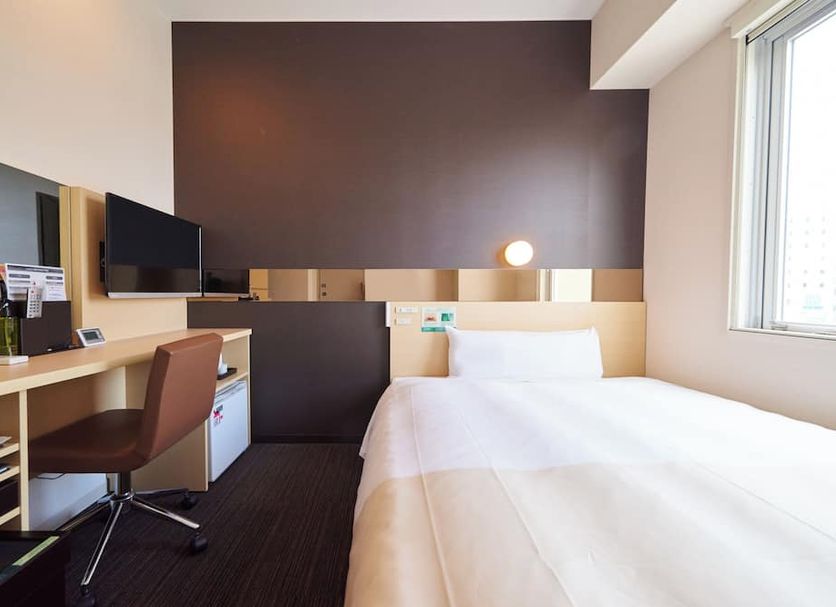 Super Hotel JR Nara Ekimae Sanjodori guest room with bed, desk, chair, TV and window in Nara