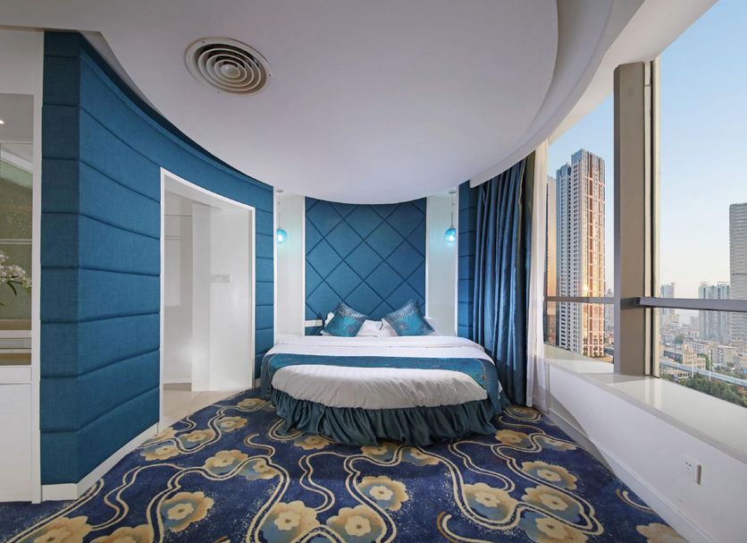 Xiamen Harbor Bay Hotel (Zhongshan Road First Wharf Store) in Xiamen, room with curved window and city view