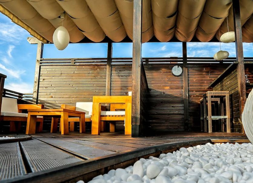 Garni Hotel Zen free parking in Niš, rooftop terrace with wooden seating and white pebble decor