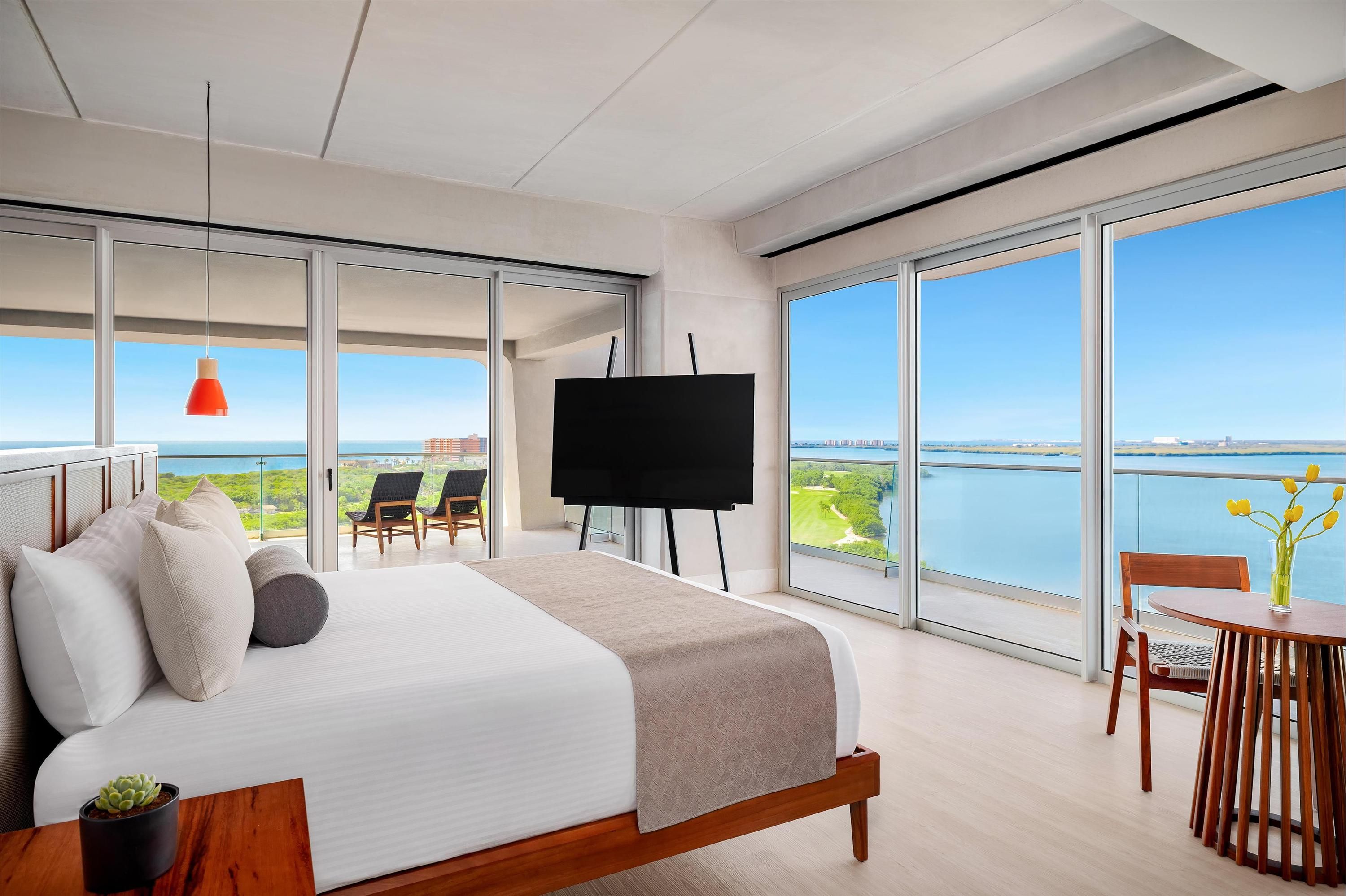 Hyatt Vivid Grand Island from $228. Cancún Hotel Deals & Reviews