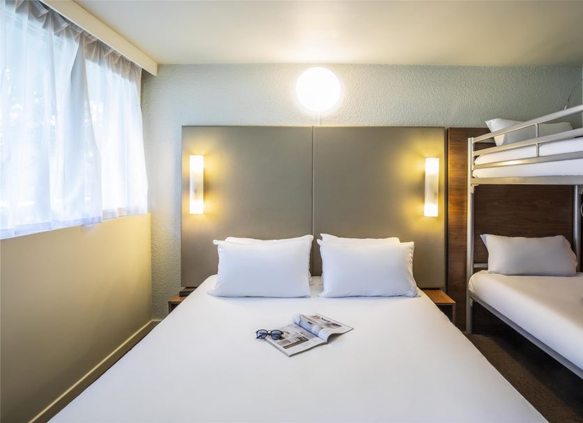 Campanile Mulhouse Sud - Morschwiller room with double bed and bunk bed in Mulhouse