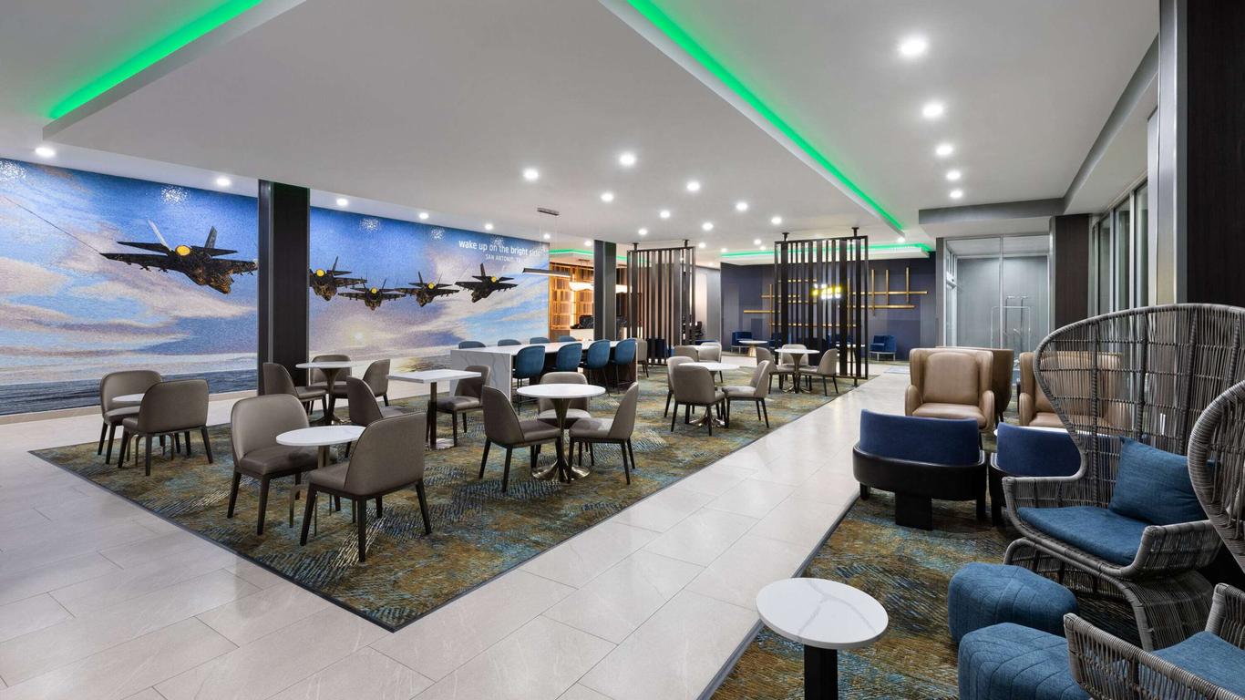 La Quinta Inn & Suites by Wyndham San Antonio at the RIM